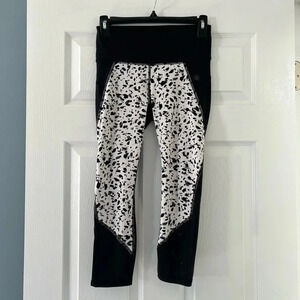 Athleta Printed Stealth Tru Cool Black and White Capri Leggings Size XS